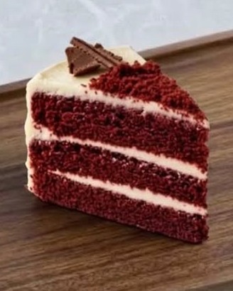 Φέτα red velvet cake με κρέμα τυριού σε ξύλινο δίσκο